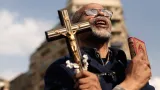Egyptský demonstrant s křížem a koránem