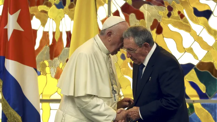 Papež František a Raúl Castro
