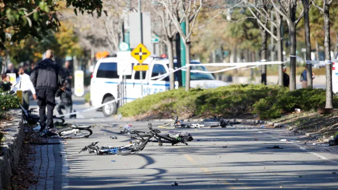 Zničená kola cyklistů na místě útoku