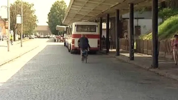 U krytého terminálu ve Znojmě zastavují především autobusy dopravce ČAS.