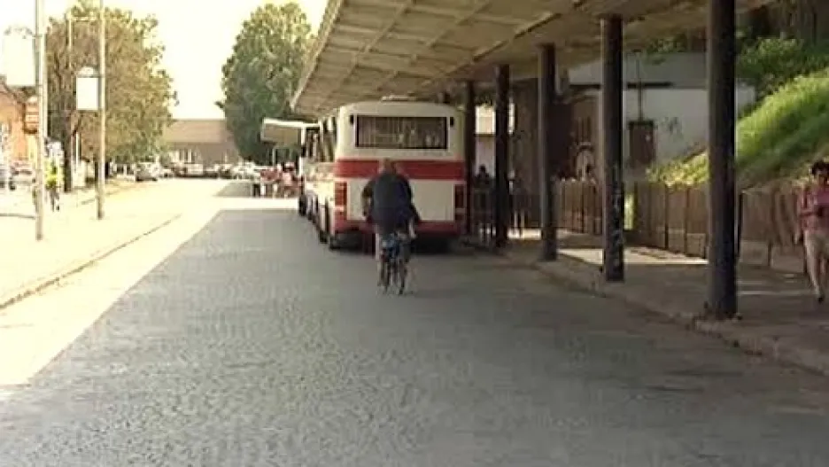 U krytého terminálu ve Znojmě zastavují především autobusy dopravce ČAS.
