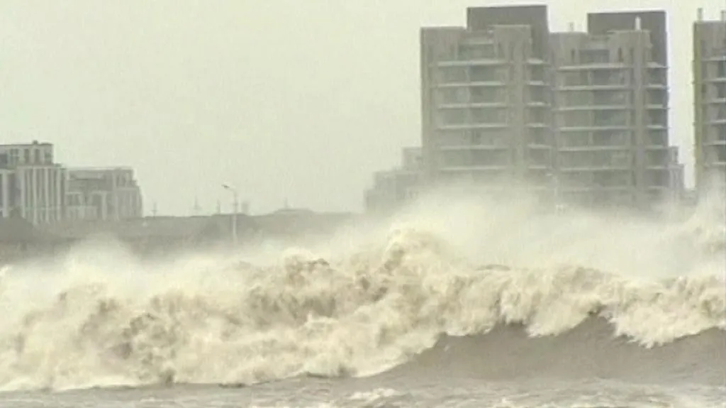 Tajfun přinesl do číny obrovské přílivové vlny