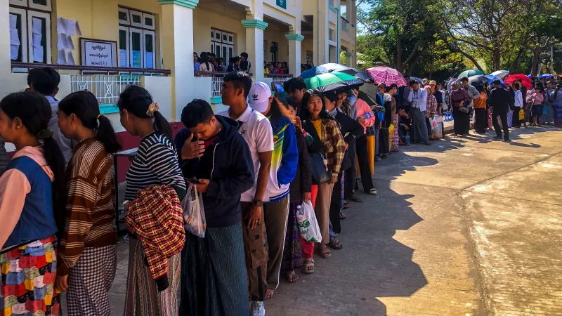 Lidé před hlasovacími místnostmi v Myanmaru, prosinec 2025