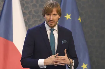 Lety mezi Českem a Jižní Koreou a ze severoitalských regionů se zastaví ve čtvrtek, oznámil Vojtěch