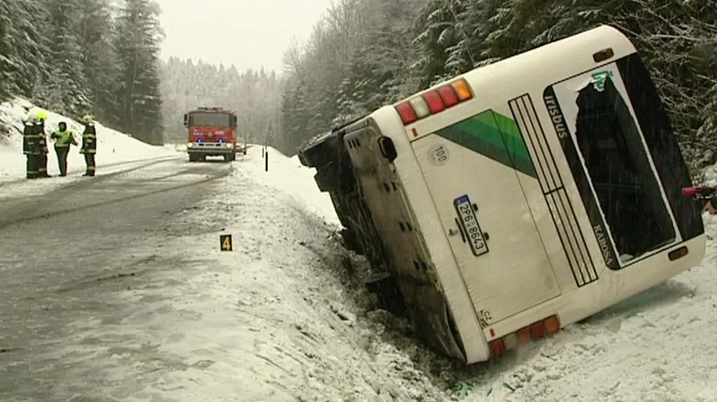 Autobus se následkem smyku převrátil na bok