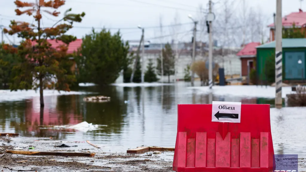 Zaplavené ulice v Orenburské oblasti v Rusku po protržení hráze