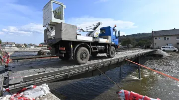 Provizorní most přes řeku Bělá postavený po povodních na žádost integrovaného záchranného systému