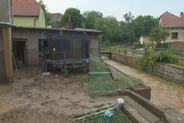 Radbuza ve Staňkově je dál na třetím stupni. V Praze uzavřeli protipovodňová vrata na Čertovce