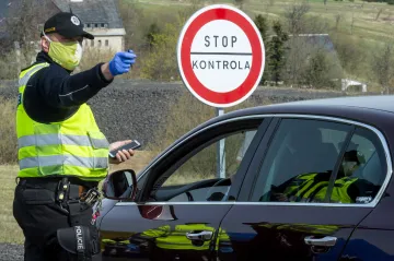 Omezení pohybu a cestování zkomplikovalo život třetině lidí, ukázal průzkum