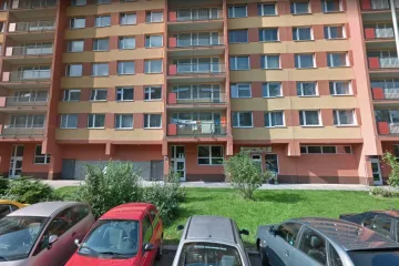 V Kobylisích se zabarikádoval muž a hrozil odpálením bomby. Policisté už ho zadrželi 