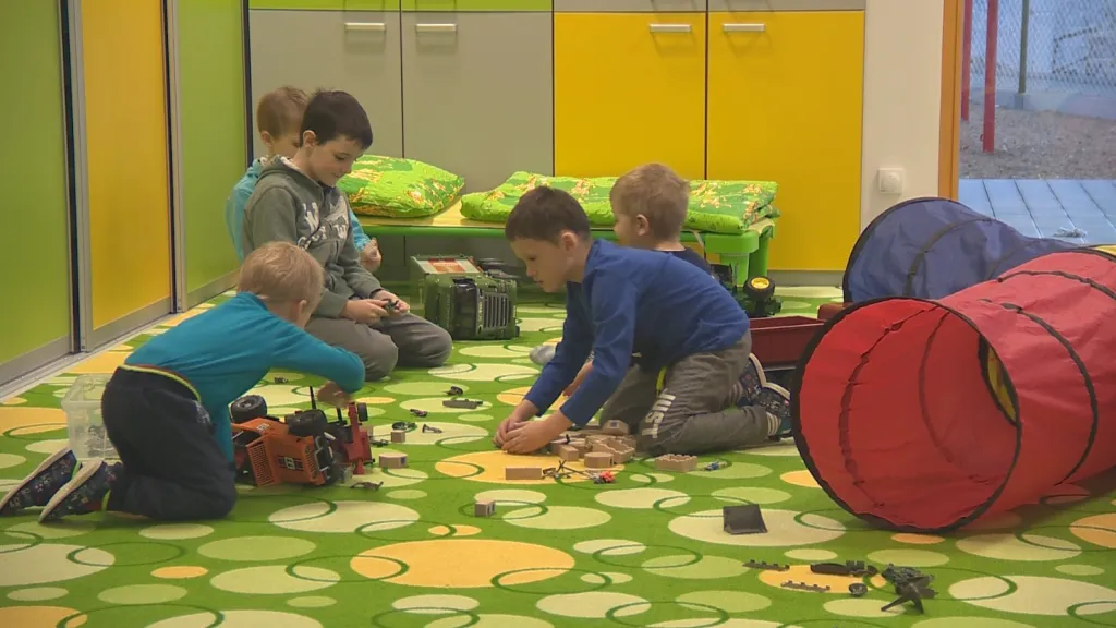 Děti v nové mateřské škole v Újezdu u Černé Hory