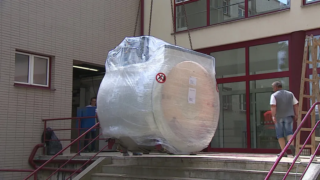 K přepravě přístroje musela nemocnice využít i jeřábu