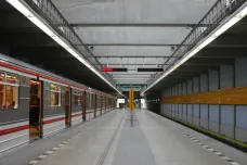 Pražské metro do středy nepojede do stanice Depo Hostivař. Začala i tramvajová výluka v Modřanech
