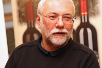 Zemřel bavič a bývalý člen kapely Fešáci Josef Mladý