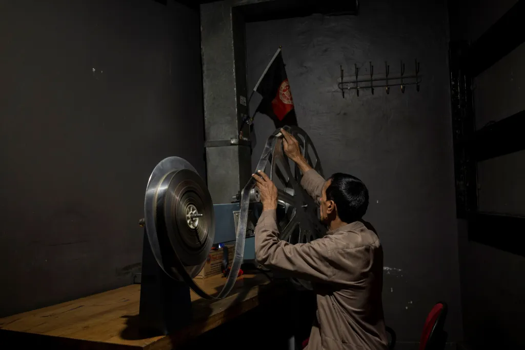 Vítězná fotografie v kategorii Asie – příběh. Rahmatullah Ezati kontroluje svitek filmu, zda není poškozený, v promítací místnosti kina Ariana v Kábulu v Afghánistánu