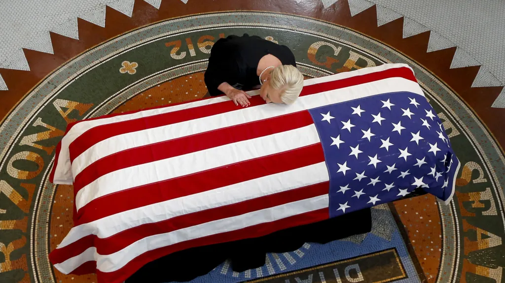 Cindy McCainová se loučí se zesnulým chotěm