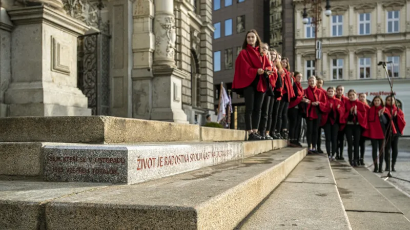 Sametovou revoluci v Liberci připomíná schod s Havlovým citátem