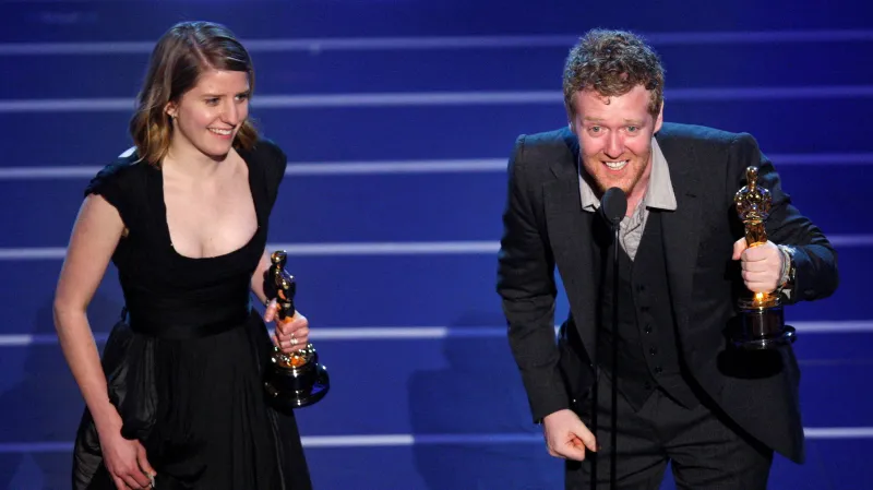 Markéta Irglová a Glen Hansard přebírají Oscara za píseň Falling Slowly
