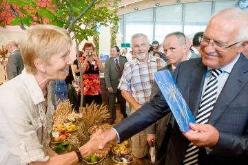 Země živitelka dnes zavírá své brány