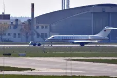 Berlínské letiště zablokoval vládní letoun. Při přistání se oběma křídly dotkl země