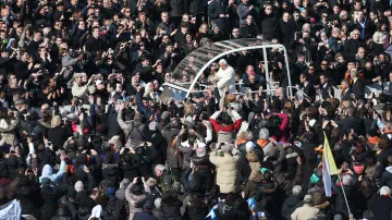 Věřící vítají papeže