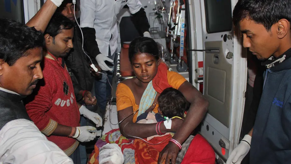Zraněná žena a dítě po útoku separatistů v Ásámu
