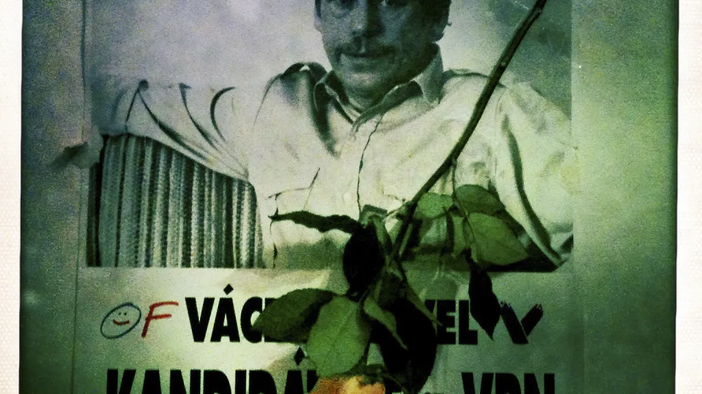 Smuteční zátiší s portrétem Václava Havla na plakátu z roku 1989
