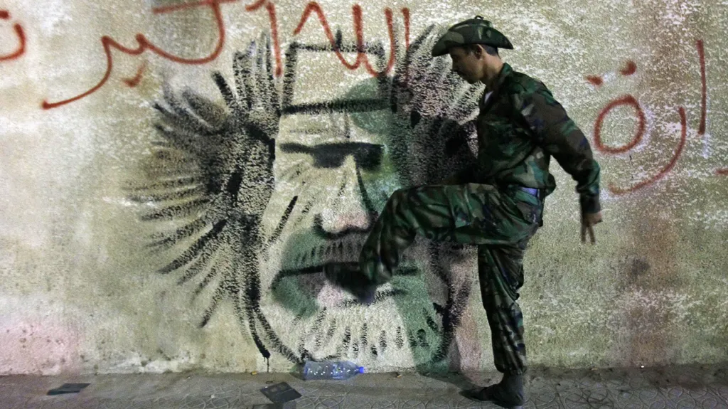 Libyjci slaví smrt Kaddáfího