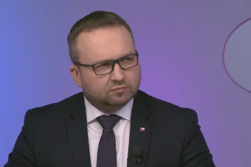 Jurečka zváží rezignaci. Během střelby na FF UK pořádal večírek