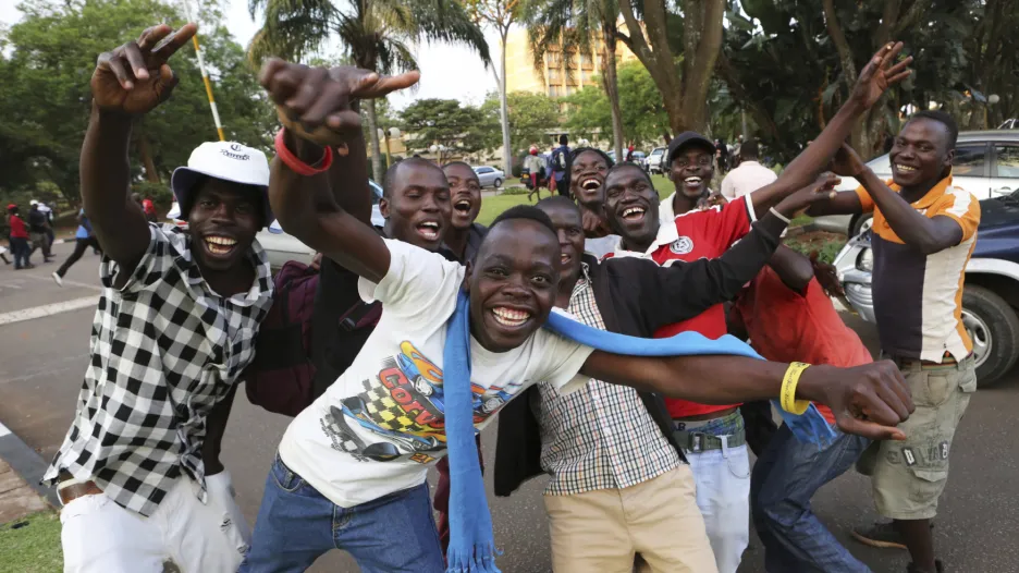 Lidé v ulicích Harare slaví Mugabeho rezignaci