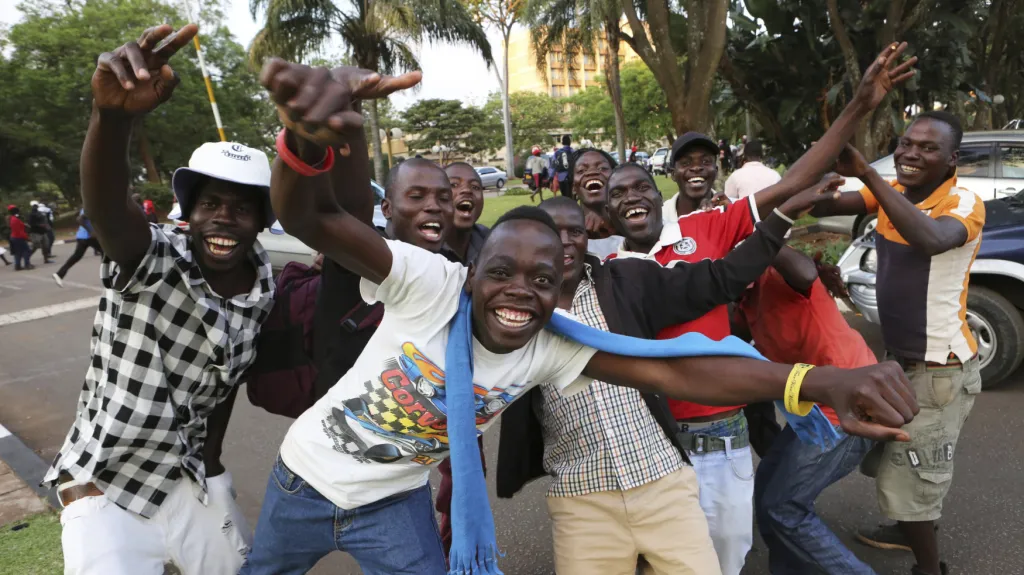 Lidé v ulicích Harare slaví Mugabeho rezignaci