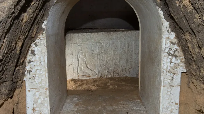 Pohled z podzemní spojovací chodby do pohřební komory královského písaře Džěhutiemhata