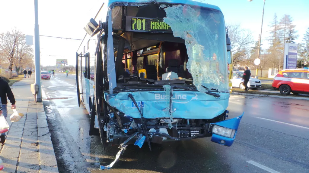 Předek autobusu je zdemolovaný