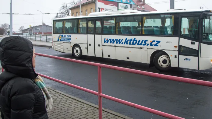 Kromě vozidel v zeleném zbarvení Ústeckého kraje zajišťují náhradní dopravu autobusy ve firemních barvách dopravců. K vidění jsou i vozy s označením jiných integrovaných dopravních systémů, například Pražské integrované dopravy