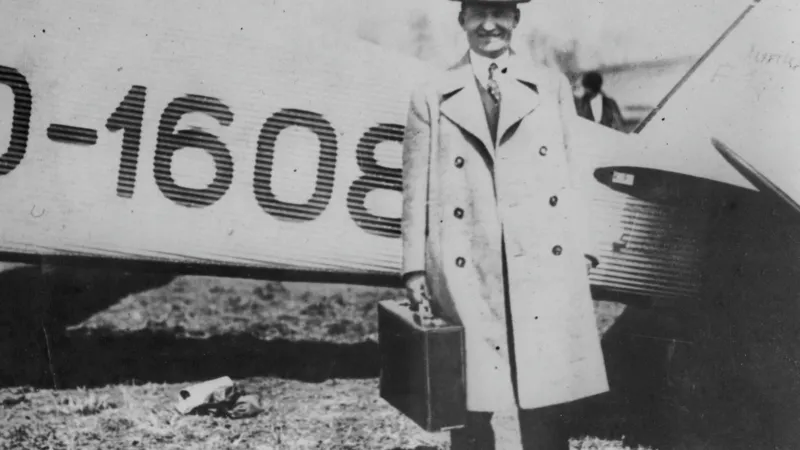 Tomáš Baťa u svého letounu (1930)