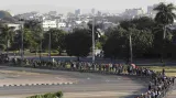 Fronta před památníkem v Havaně
