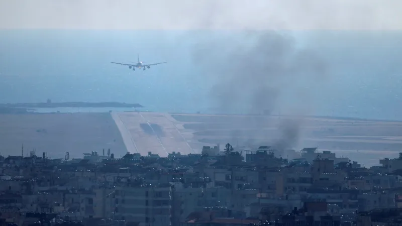 Kouř poblíž bejrútského mezinárodního letiště Rafíka Harírího