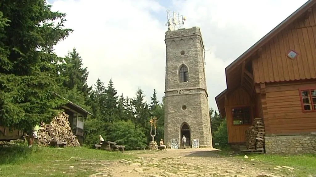 Zrekonstruovaná kamenná rozhledna v Krkonoších