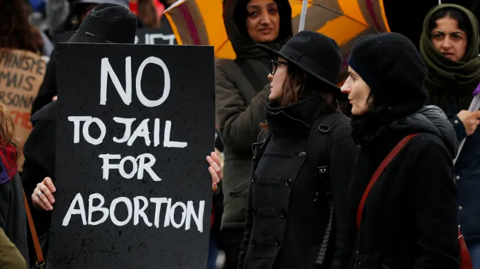 V několika zemích převládala protestní černá kvůli potratovým zákonům