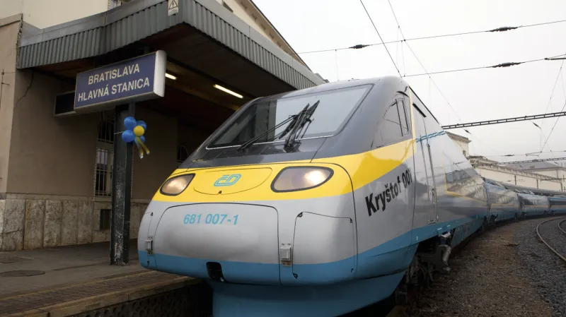 Listopad 2006: Pravidelně jezdilo Pendolino do Bratislavy od prosince 2006 do prosince 2009 a ještě v době platnosti jízdního řádu pro rok 2011. Snímek z hlavního nádraží vznikl při zkušební jízdě měsíc před zahájením provozu s cestujícími