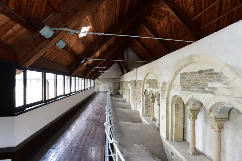 Pro hosty bude nejznatelnější změnou opačný sklon střech, které kryjí vzácná románská okna, což přinese výhodu i kapli sv. Anny, tradičního místa inaugurace olomouckých arcibiskupů
