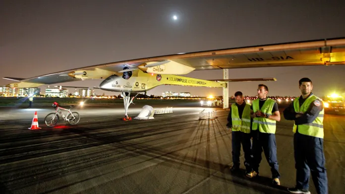Solar Impulse před startem na základně Moffett