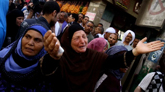 Lidé v egyptských ulicích spontánně reagují na rozhodnutí soudu