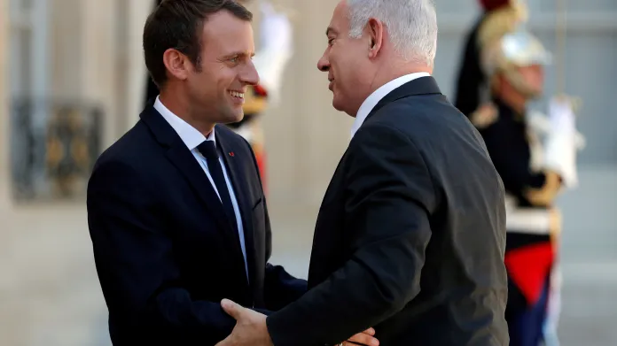 Emmanuel Macron a Benjamin Netanjahu