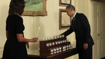 Barrack a Michelle Obamovi zapálili svíčky za oběti z Newtownu
