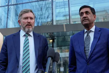 Začernění v Epsteinových spisech neskrývá jen jména obětí, potvrdili kongresmani