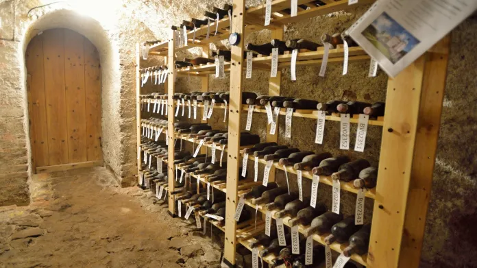 Sbírka vín nalezená s relikviářem má hodnotu desítek milionů