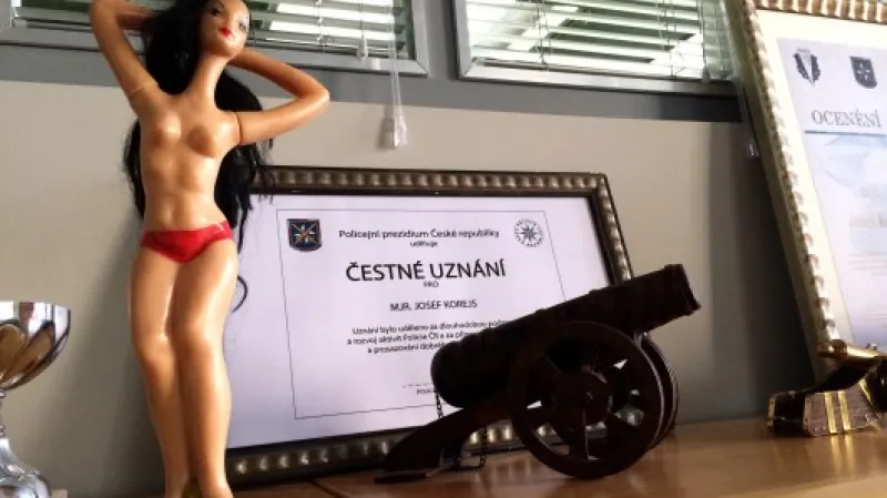 Major Korejs se dnes nedostavil, ale v jeho kanceláři je vše podstatné na svém místě.