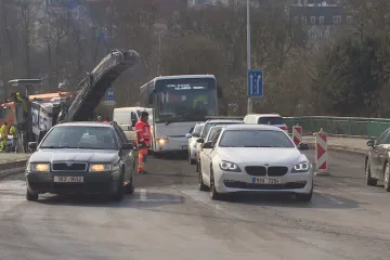 V Karlových Varech začala oprava Chebského mostu, kvůli špatnému stavu ho kryjí ochranné sítě