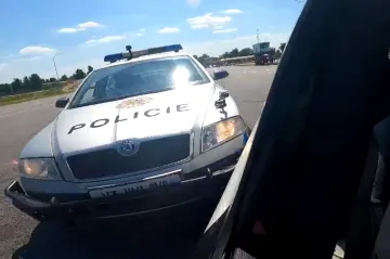 Policisté si na hradeckém letišti vyzkoušeli násilné zastavení auta. PIT manévr budou používat častěji